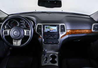 Подержанный автомобиль Jeep Grand Cherokee 2012 года (17 фото)
