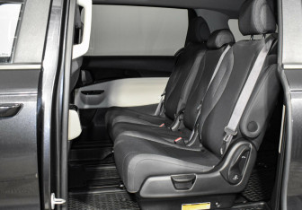 Подержанный автомобиль Kia Carnival 2021 года (15 фото)