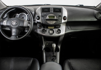 Подержанный автомобиль Toyota RAV4 2006 года (11 фото)
