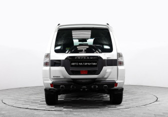 Подержанный автомобиль Mitsubishi Pajero 2015 года (5 фото)