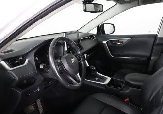 Подержанный автомобиль Toyota RAV4 2020 года (9 фото)