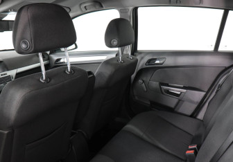 Подержанный автомобиль Opel Astra Hatchback 2011 года (8 фото)