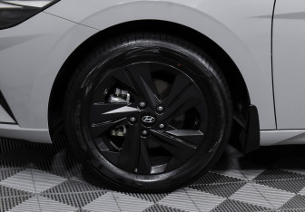 Подержанный автомобиль Hyundai Elantra Sedan 2021 года (9 фото)