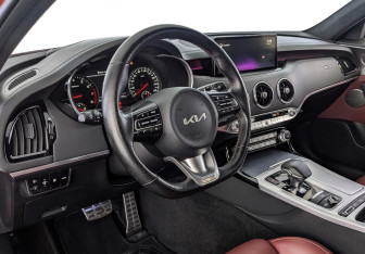 Подержанный автомобиль Kia Stinger 2022 года (15 фото)