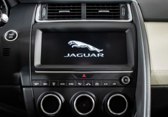 Подержанный автомобиль Jaguar E-Pace 2018 года (14 фото)