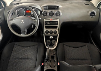 Подержанный автомобиль Peugeot 308 Hatchback 2011 года (9 фото)