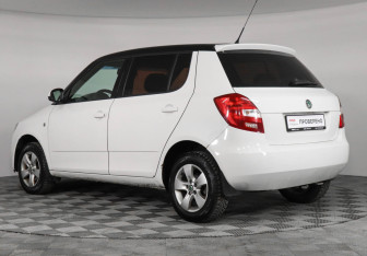 Подержанный автомобиль Skoda Fabia Hatchback 2010 года (7 фото)