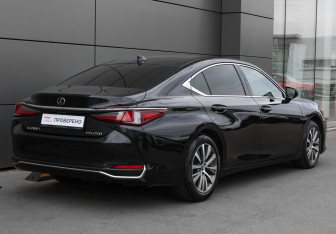 Подержанный автомобиль Lexus ES 2018 года (5 фото)