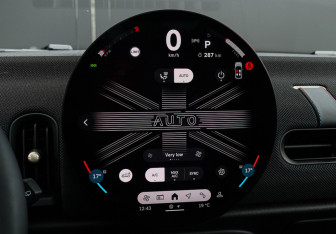 Подержанный автомобиль MINI Hatch 2024 года (22 фото)