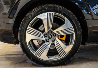 Подержанный автомобиль Audi e-tron 2021 года (26 фото)