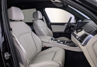 Подержанный автомобиль BMW X7 2025 года (24 фото)