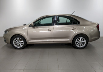 Подержанный автомобиль Skoda Rapid Liftback 2018 года (8 фото)