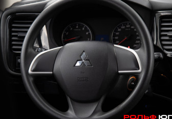 Подержанный автомобиль Mitsubishi Outlander 2019 года (12 фото)