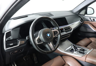 Подержанный автомобиль BMW X5 2019 года (12 фото)