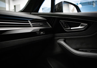 Подержанный автомобиль Audi Q7 2017 года (25 фото)