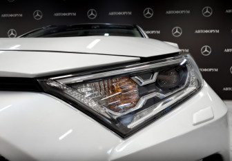 Подержанный автомобиль Toyota RAV4 2021 года (17 фото)