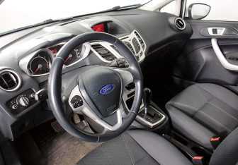 Подержанный автомобиль Ford Fiesta Hatchback 2012 года (11 фото)