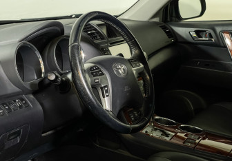 Подержанный автомобиль Toyota Highlander 2013 года (13 фото)
