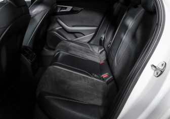 Подержанный автомобиль Audi A4 Sedan 2017 года (10 фото)