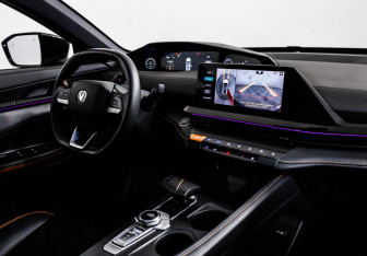 Подержанный автомобиль Changan UNI-V 2023 года (12 фото)