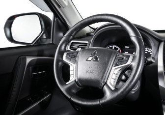 Подержанный автомобиль Mitsubishi Pajero Sport 2021 года (17 фото)