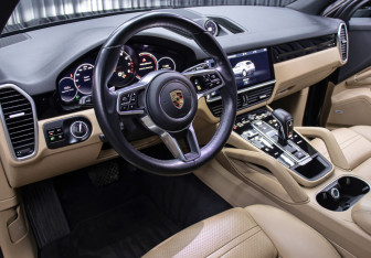 Подержанный автомобиль Porsche Cayenne 2020 года (16 фото)