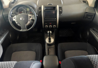 Подержанный автомобиль Nissan X-Trail 2010 года (11 фото)