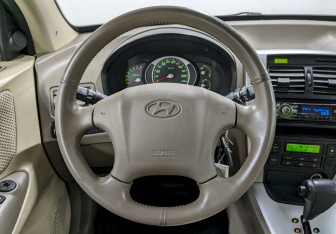 Подержанный автомобиль Hyundai Tucson 2008 года (25 фото)