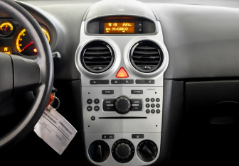 Подержанный автомобиль Opel Corsa 2011 года (15 фото)