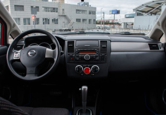 Подержанный автомобиль Nissan Tiida Hatchback 2012 года (12 фото)