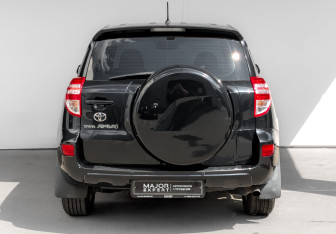 Подержанный автомобиль Toyota RAV4 2011 года (6 фото)