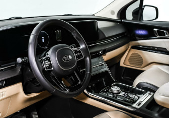 Подержанный автомобиль Kia Carnival 2020 года (9 фото)