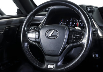 Подержанный автомобиль Lexus ES 2018 года (12 фото)