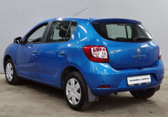 Подержанный автомобиль Renault Sandero 2016 года (7 фото)