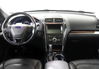 Подержанный автомобиль Ford Explorer 2017 года (7 фото)