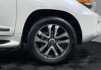 Подержанный автомобиль Toyota Land Cruiser Suv 2013 года (22 фото)