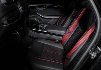 Подержанный автомобиль Audi S8 2023 года (10 фото)