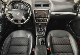 Подержанный автомобиль Skoda Octavia Liftback 2006 года (11 фото)