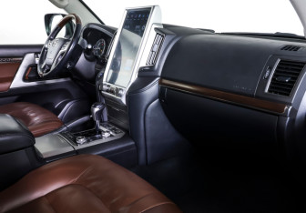 Подержанный автомобиль Toyota Land Cruiser Suv 2015 года (10 фото)