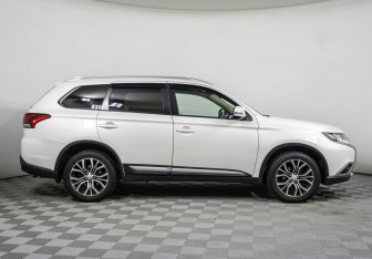 Подержанный автомобиль Mitsubishi Outlander 2017 года (4 фото)
