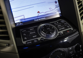 Подержанный автомобиль Infiniti QX70 2015 года (15 фото)