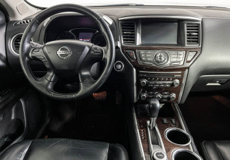 Подержанный автомобиль Nissan Pathfinder 2015 года (12 фото)