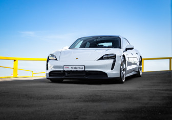 Подержанный автомобиль Porsche Taycan 2020 года (24 фото)