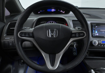Подержанный автомобиль Honda Civic Sedan 2011 года (10 фото)