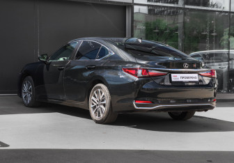 Подержанный автомобиль Lexus ES 2021 года (7 фото)