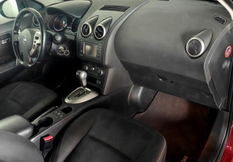 Подержанный автомобиль Nissan Qashqai 2012 года (10 фото)