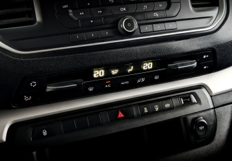 Подержанный автомобиль Peugeot Traveller 2021 года (15 фото)