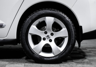 Подержанный автомобиль Peugeot 3008 2011 года (15 фото)