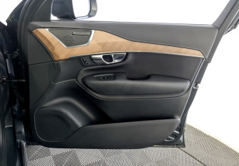Подержанный автомобиль Volvo XC90 2021 года (30 фото)