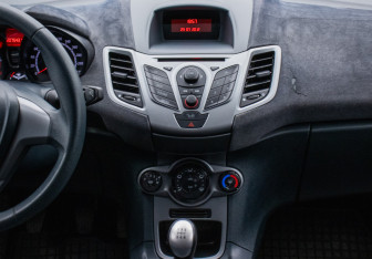 Подержанный автомобиль Ford Fiesta Hatchback 2010 года (14 фото)